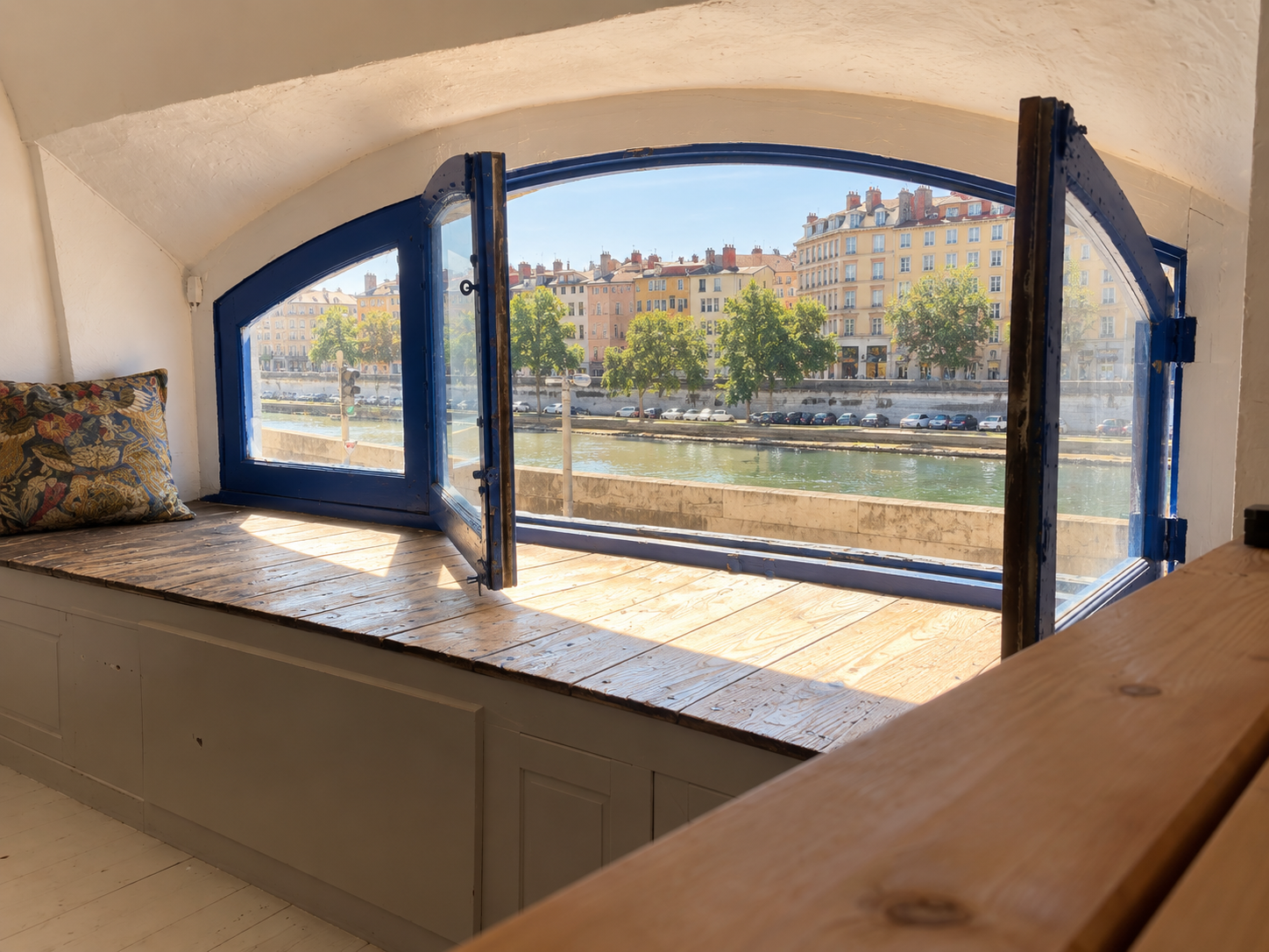 Espace de résidence artistique avec vue sur la Saône à Lyon