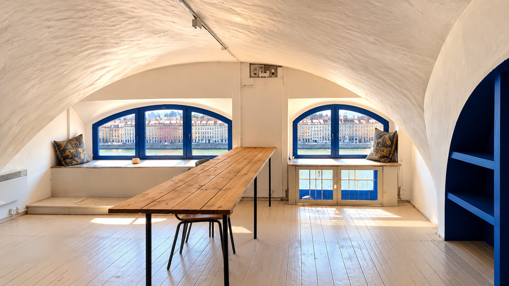 Atelier d’artiste lumineux : grand volume libre, parquet et étagère bleue